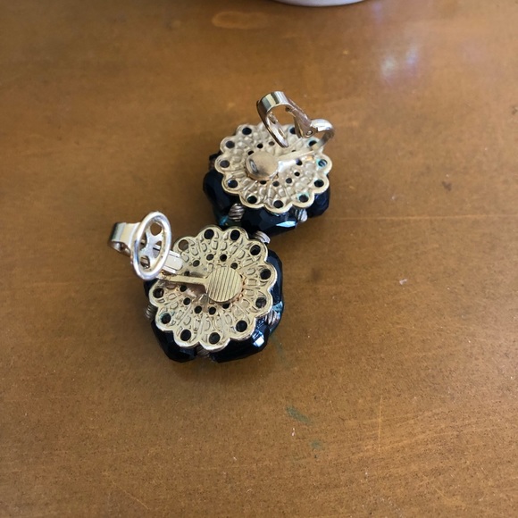 Vintage 50s/60s Trifari clip earrings, green black and gold combo. - Picture 2 of 3